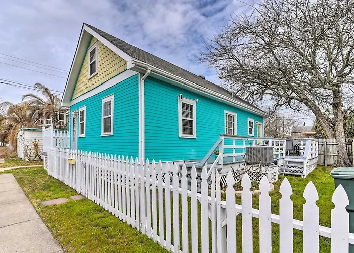 Galveston \'Blue Bungalow\' - Walk To Beach!